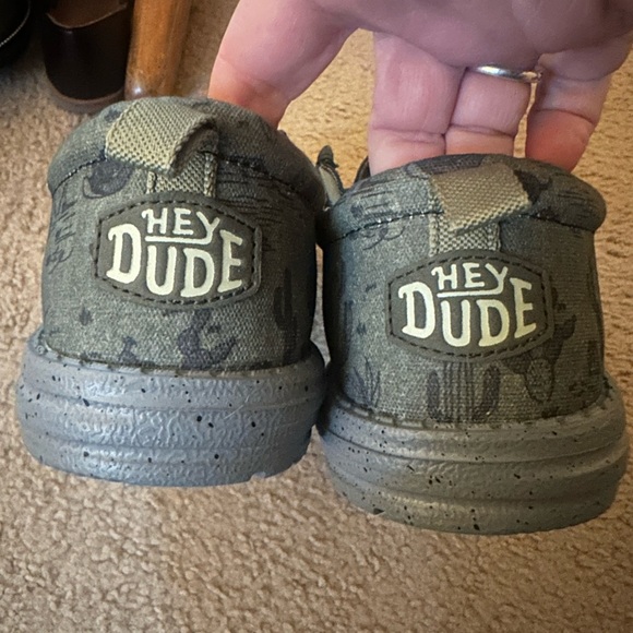 Hey dude men’s 9 (accidentally got men’s not women’s never worn, no box - Picture 3 of 4